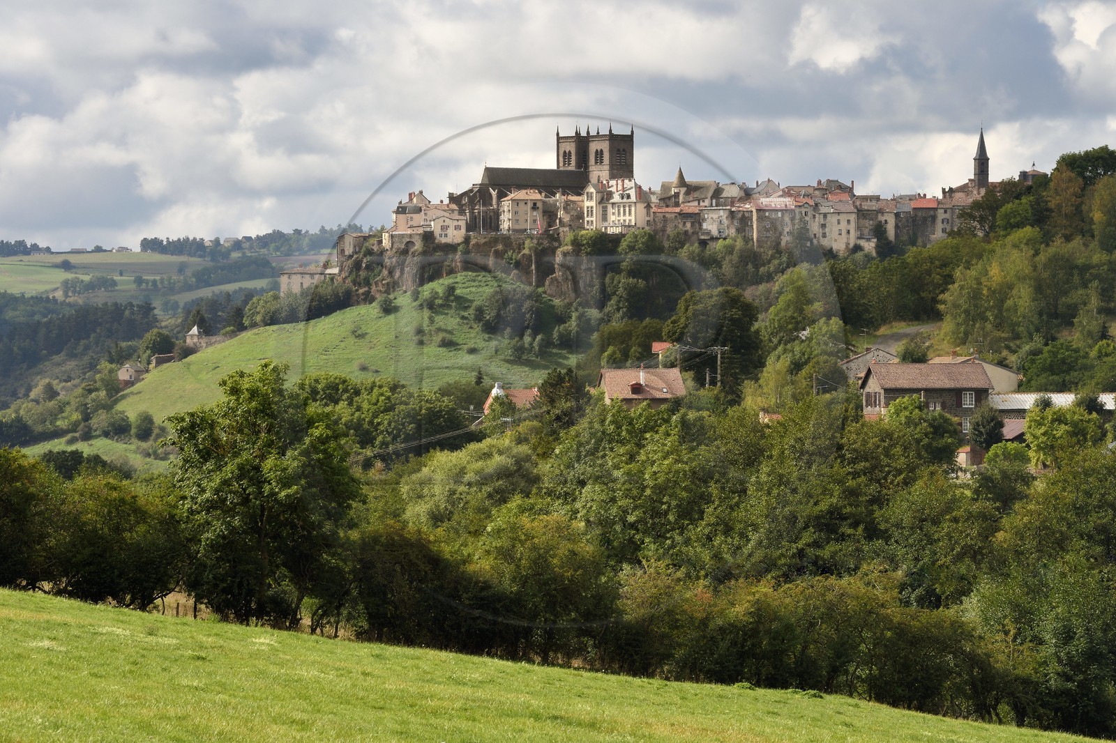 France, Cantal (15), Saint-Flour, la ville haute est située sur la Planèze, grand plateau volcanique du Cantal