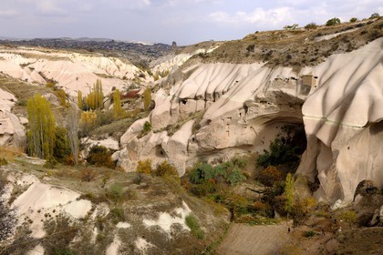 Turquie, Anatolie Centrale, province de Nevsehir, Cappadoce classée Patrimoine Mondial de l'UNESCO, pigeonniers du vallon de Balkan à Ibrahimpacha (Ibrahimpasa) avec Ortahisar au fond