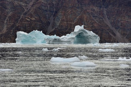 Groenland, cote Nord-Ouest, mer de Baffin, Inglefield Fjord vers Qaanaaq, iceberg formant un arche