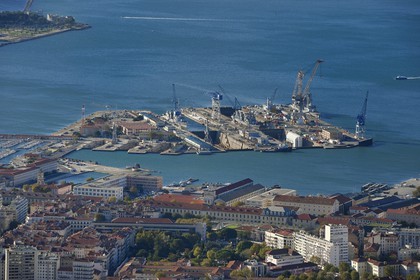 France, Var (83), Toulon, la rade, le port militaire (Arsenal) depuis le Mont Faron, les cales sèches et la darse Vauban (bassins)
