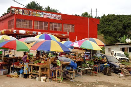 Gabon, Libreville, marché du quartier PK12 sur la Route National 1