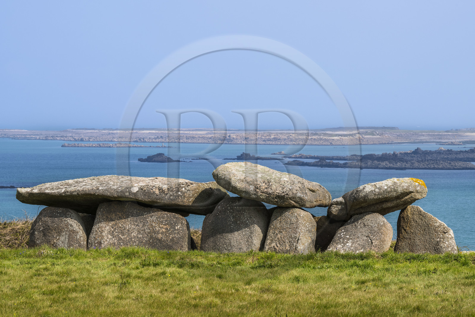 France, Côtes-d'Armor (22), Côte de Granit Rose, Trébeurden, Ile Millau, allée couverte du néolithique qui aurait servi de monument funéraire