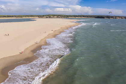 France, Vendée (85), Talmont-Saint-Hilaire, la Pointe du Payré, kitesurf à la plage du Veillon (vue aérienne)