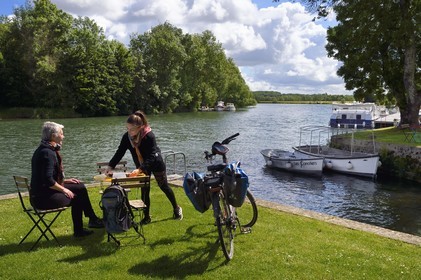 France, Charente-Maritime (17), Saintonge, Port-d'Envaux, cycliste faisant la véloroute La Flow Vélo prenant un café en terrasse au port