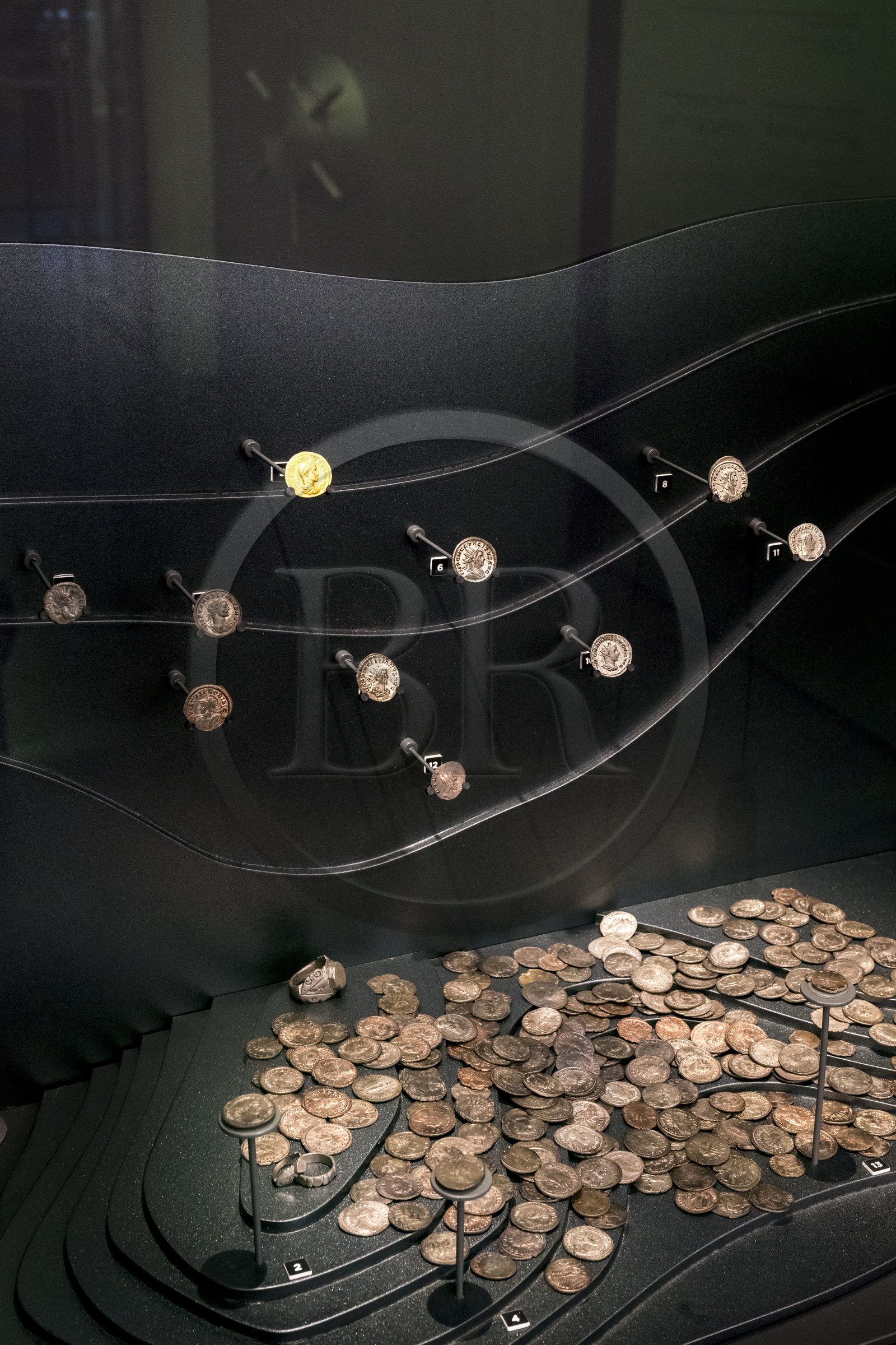 France, Paris (75), le musée de la Monnaie de Paris, le Trésor des Authieux, pièces romaines et gauloises de la fin du IIIe siècle