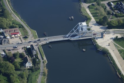 France, Calvados (14), Pont de Bénouville ou Pégasus Bridge, pont levant traversant le canal de Caen à la mer, libéré le 6 juin 1944 par un commandos britanniques arrivés de nuit en planeurs Airspeed Horsa, entrée dans l'inventaire des monuments historiques, à gauche le café Gondrée, première maison libérée en France (vue aérienne)