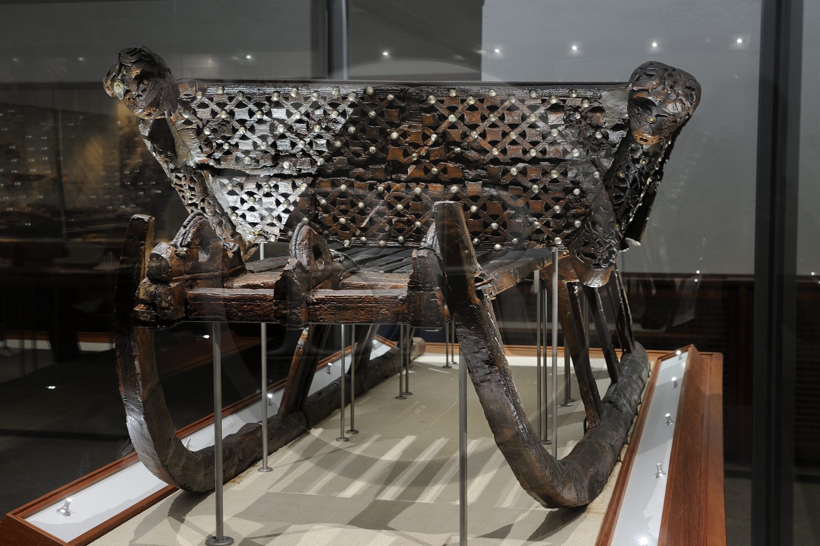 Norvège, Oslo, presqu'île de Bygdoy, musée des Bateaux vikings, objets trouvés dans la tombe d'Oseberg (9ème siècle), traineau