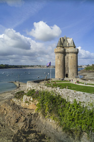 France, Ille-et-Vilaine (35), Côte d'Emeraude, Saint-Malo, quartier Saint-Servan, le port et la Tour Solidor construite en 1382, musée international du Long-Cours Cap-Hornier (vue aérienne)