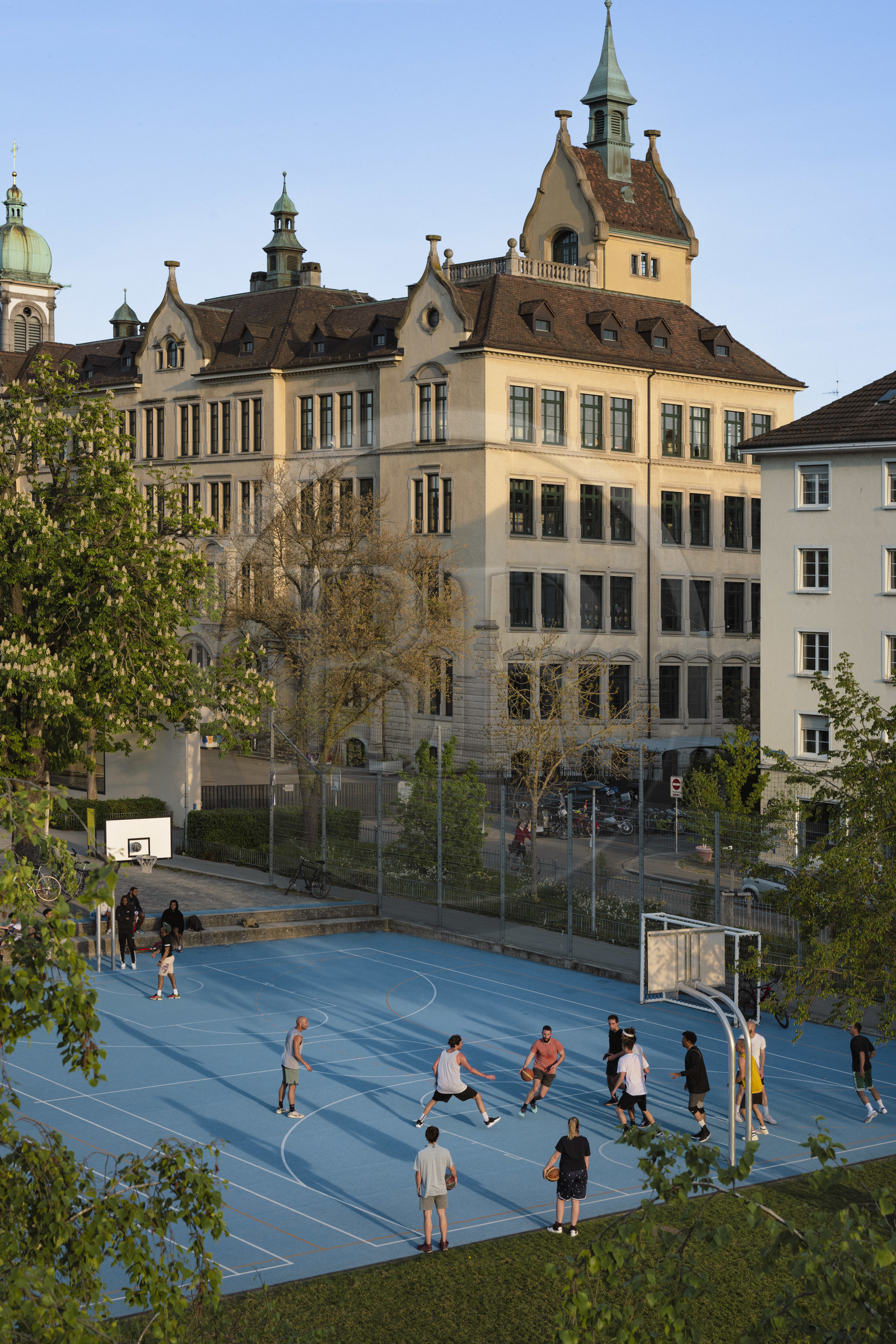 Suisse, Bâle, quartier du Petit Bâle sur la rive droite du Rhin, joueurs sur un terrain de basket