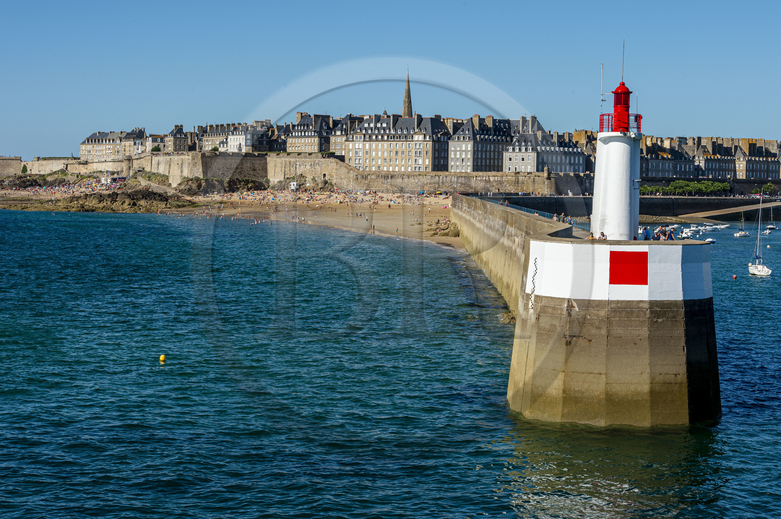 France, Ille-et-Vilaine (35), Côte d'Emeraude, Saint-Malo, la ville fortifiée et le môle des Noires