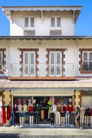 France, Guyane, Cayenne, rue du Lieutenant Becker dans la vieille ville, mannequins placés à l'extérieur devant le magasin de prêt à porter