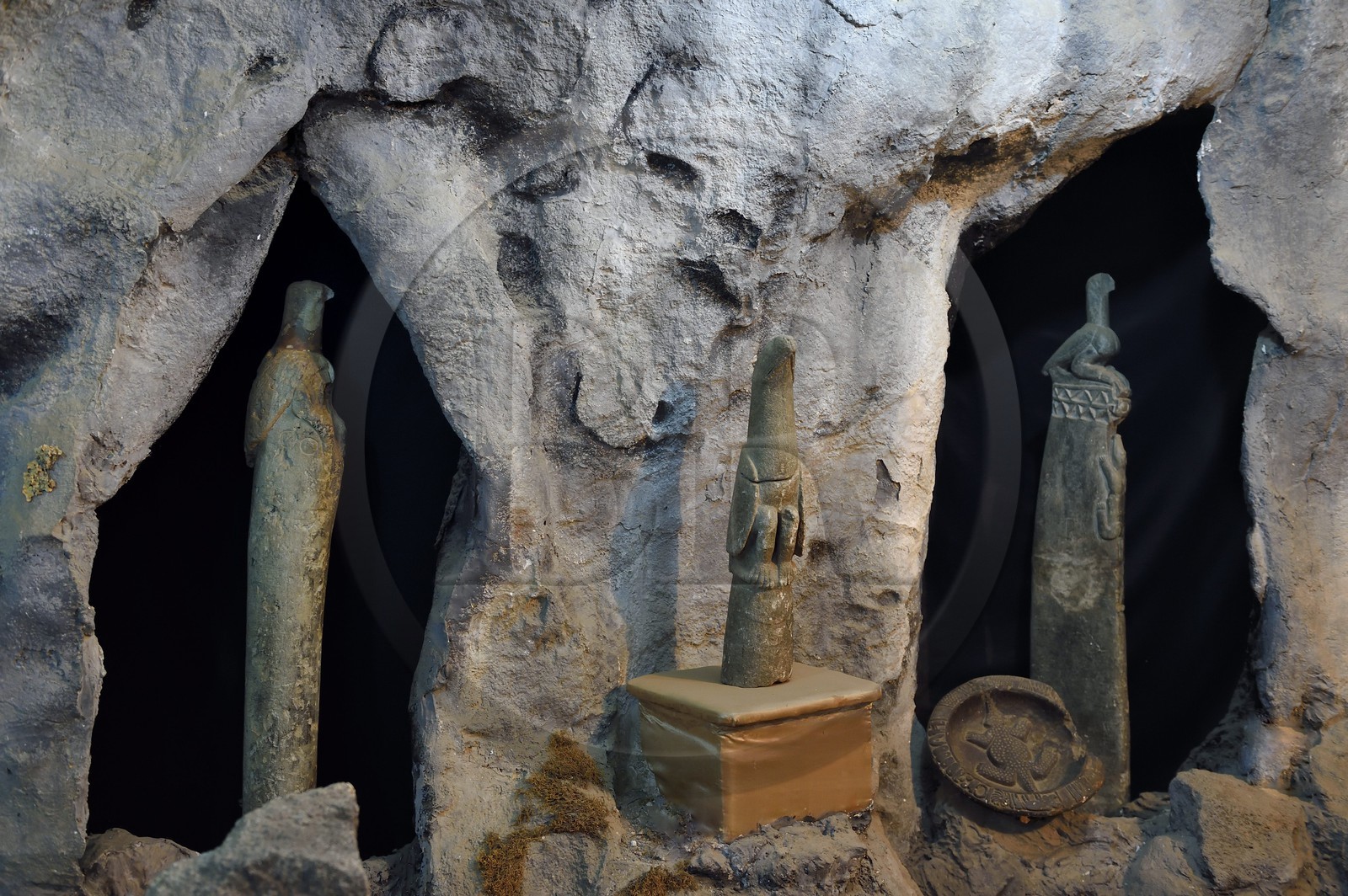 Zimbabwe, province de Masvingo, musée du site archéologique du Grand Zimbabwe, classé Patrimoine Mondial de l'UNESCO, grands poteaux surmontés chacun d'un oiseau en stéatite remplissant une fonction rituelle trouvés dans l'enclos oriental des Ruines de la colline (Hill Complex), l'oiseau à droite est devenu le symbole de la nation