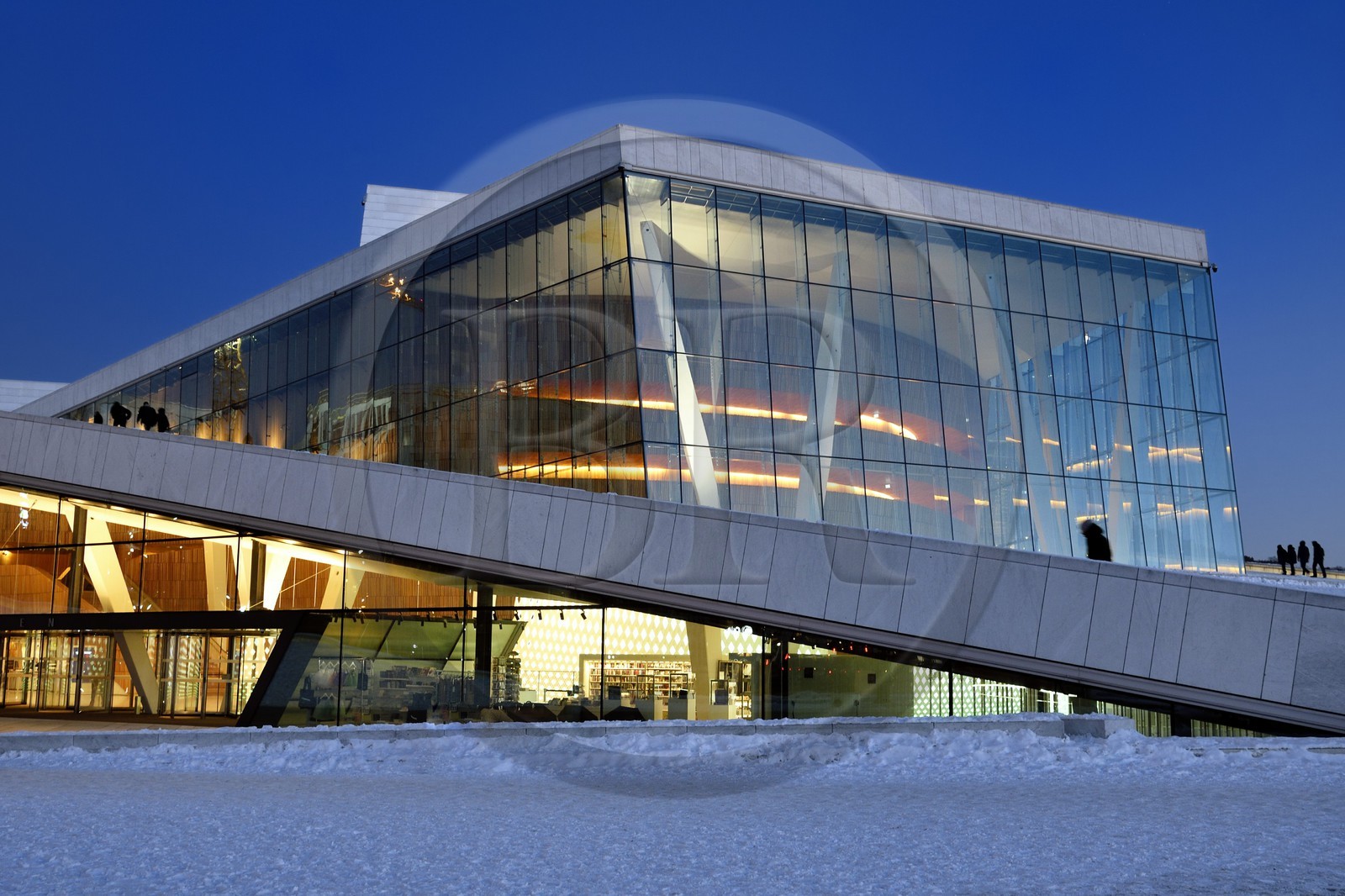 Norvège, Oslo, quartier des docks de Bjorvika, l'Opéra sous la neige concu par le cabinet d'architecture Snohetta dont notamment Tarald Lundevall
