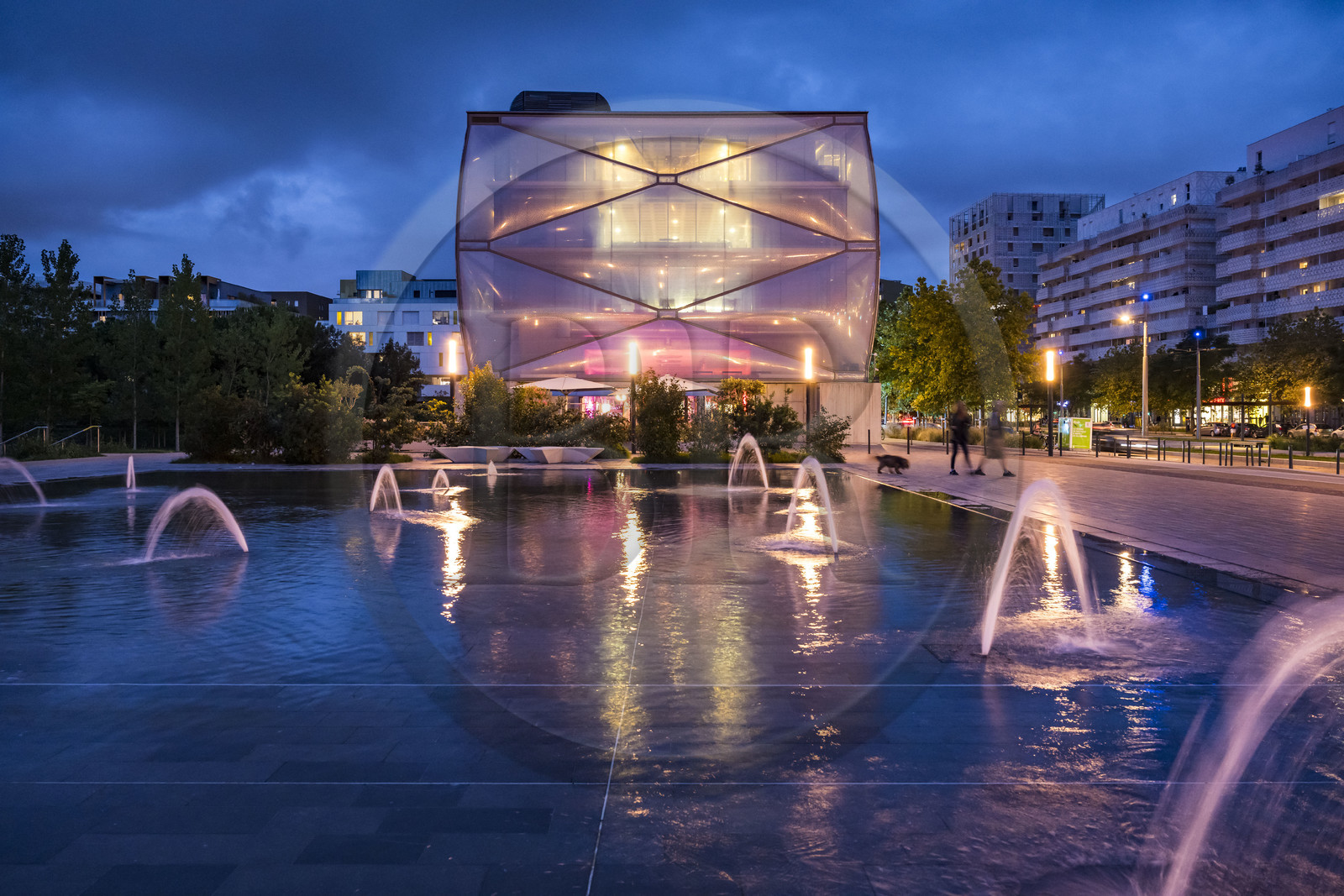 France, Hérault (34), Montpellier,  quartier de Port Marianne, batiment le Nuage réalisation du créateur Philippe Starck, le miroir d'eau au premier plan sur l'avenue Raymond Dugrand