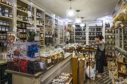 Italie, Ligurie, Gênes, ruelle du vieux centre historique, Drogueria Torielli, épicerie historique via di San Bernardo