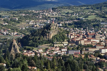 France, Haute-Loire (43), Le Puy-en-Velay, étape classée Patrimoine Mondial de l'UNESCO dans le cadre des chemins de Compostelle, vue sur la ville avec la Chapelle Saint-Michel d'Aiguilhe perchée sur un piton volcanique à gauche, la statue Notre Dame de France (de 1860) sur le Rocher Corneille surplombant la cathédrale Notre Dame de l'Annonciation du XIIe siècle à droite