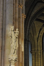 France, Paris (75), île de la Cité, la cathédrale Notre-Dame, le choeur, la Vierge à l’Enfant priée sous le vocable de « Notre Dame de Paris »