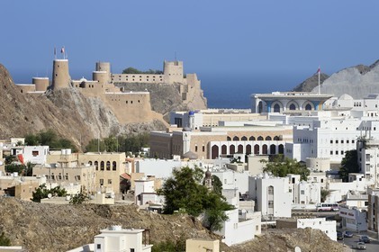 Sultanat d'Oman, Mascate, vieille ville de Mascate, le palais royal de Mascate à droite et le Fort Al-Mirani à gauche