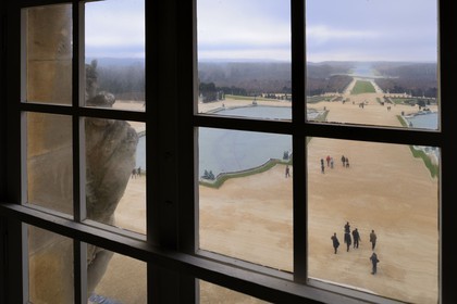 France, Yvelines (78), château de Versailles, classé Patrimoine Mondial de l'UNESCO, la grande perspective vue depuis les combles au dessus de la Galerie des Glaces