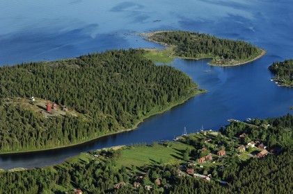 Suède, Comté de Västerbotten, région d'Umea, petit port de Ratan - Tullgarden au sud de Bygdea en bordure de la mer Baltique (vue aérienne)