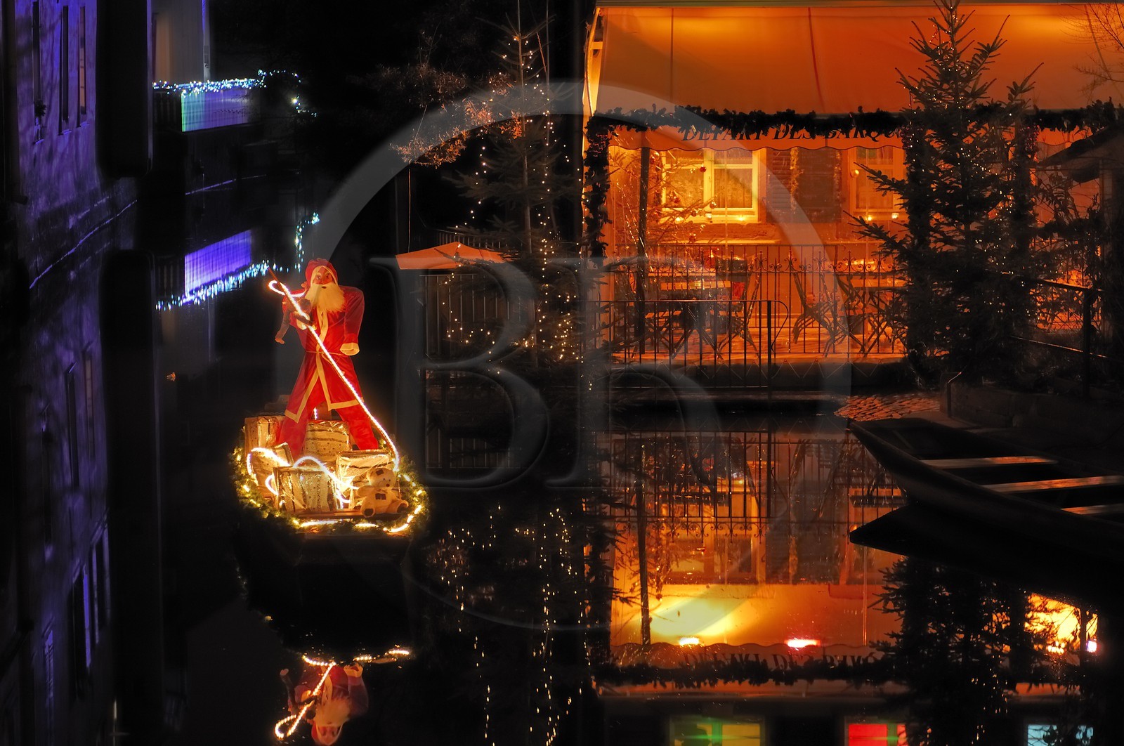 France, Haut Rhin (68), Colmar, Saint-Nicolas sur une barque dans la quartier de la Petite Venise a Noel