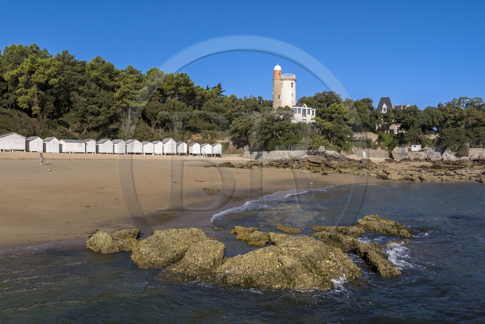 France, Vendée (85), Ile de Noirmoutier, Noirmoutier-en-l'Ile, le Bois de la Chaise, la plage de l'Anse Rouge et ses cabines de plage en bois, dominée par la Tour Plantier (vue aérienne)