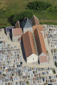 France, Seine-Maritime (76), Pays de Caux, l'église de Varengeville-sur-Mer et son cimetière marin surplombant les falaises de la Côte d'Albatre (vue aérienne)