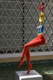 France, Alpes-Maritimes (06), Saint Paul de Vence, Fondation Maeght, musée d'art contemporain, sculpture Jeune fille s'évadant, Bronze peint (1968) de Joan Miro