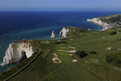 France, Seine-Maritime (76), Pays de Caux, Côte d'Albâtre, Etretat, les falaises d'Aval, l'Aiguille Creuse et le golf (vue aérienne)