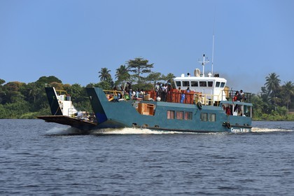 Gabon, province de Ogooué- Maritime, région de Omboué, ferry sur la lagune Fernan Vaz (Nkomi)