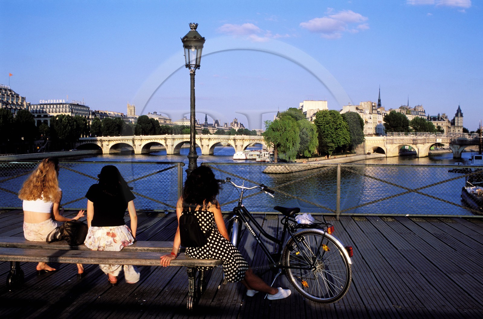 France, Paris (75), pause-détente sur le pont des Arts, vue sur le Pont Neuf