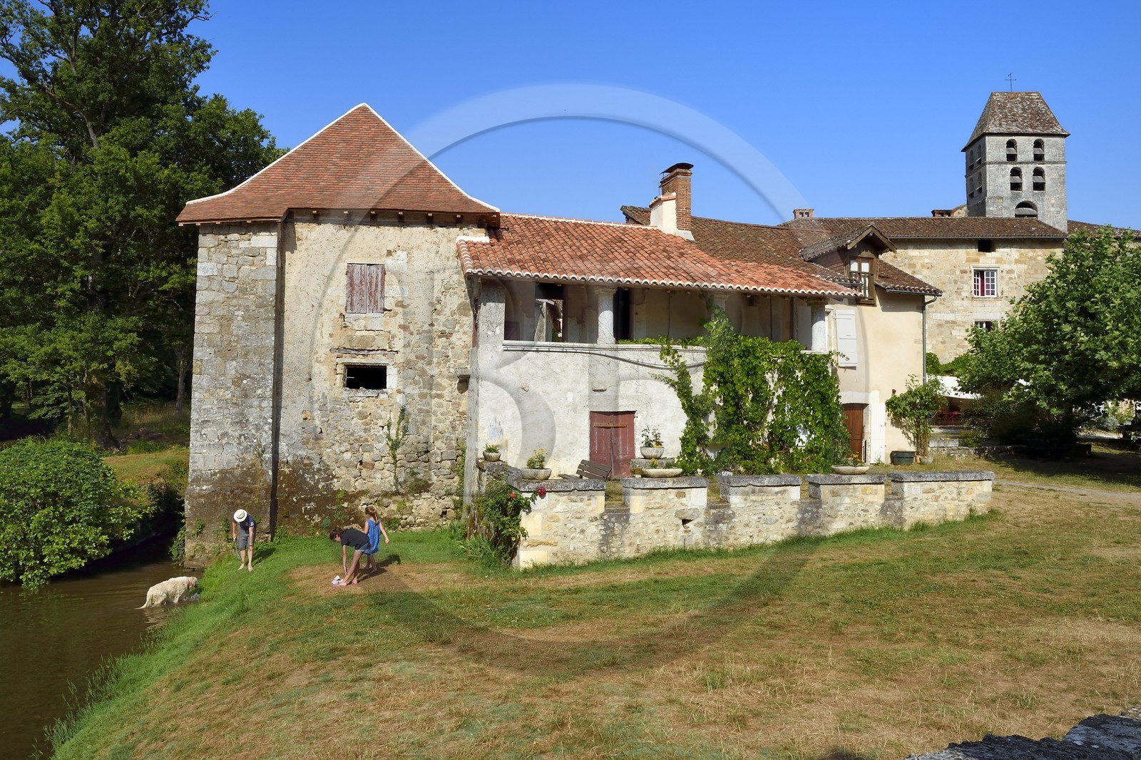 France, Dordogne (24), Périgord Vert, Saint-Jean-de-Côle, labellisé Les Plus Beaux Villages de France, le village et le clocher de l'église Saint-Jean-Baptiste