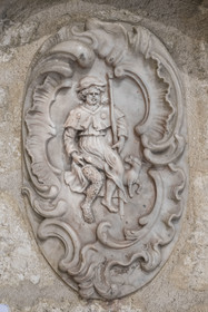 France, Hérault (34), Montpellier, centre historique appelé l’Ecusson, Hotel de Varenne, hotel particulier datant de l'époque médiévale et abritant le Musée du Vieux Montpellier, représentation de Saint-Roch, saint guérisseur des pestiférés au XIVème siècle et saint des pèlerins, protecteur de la ville