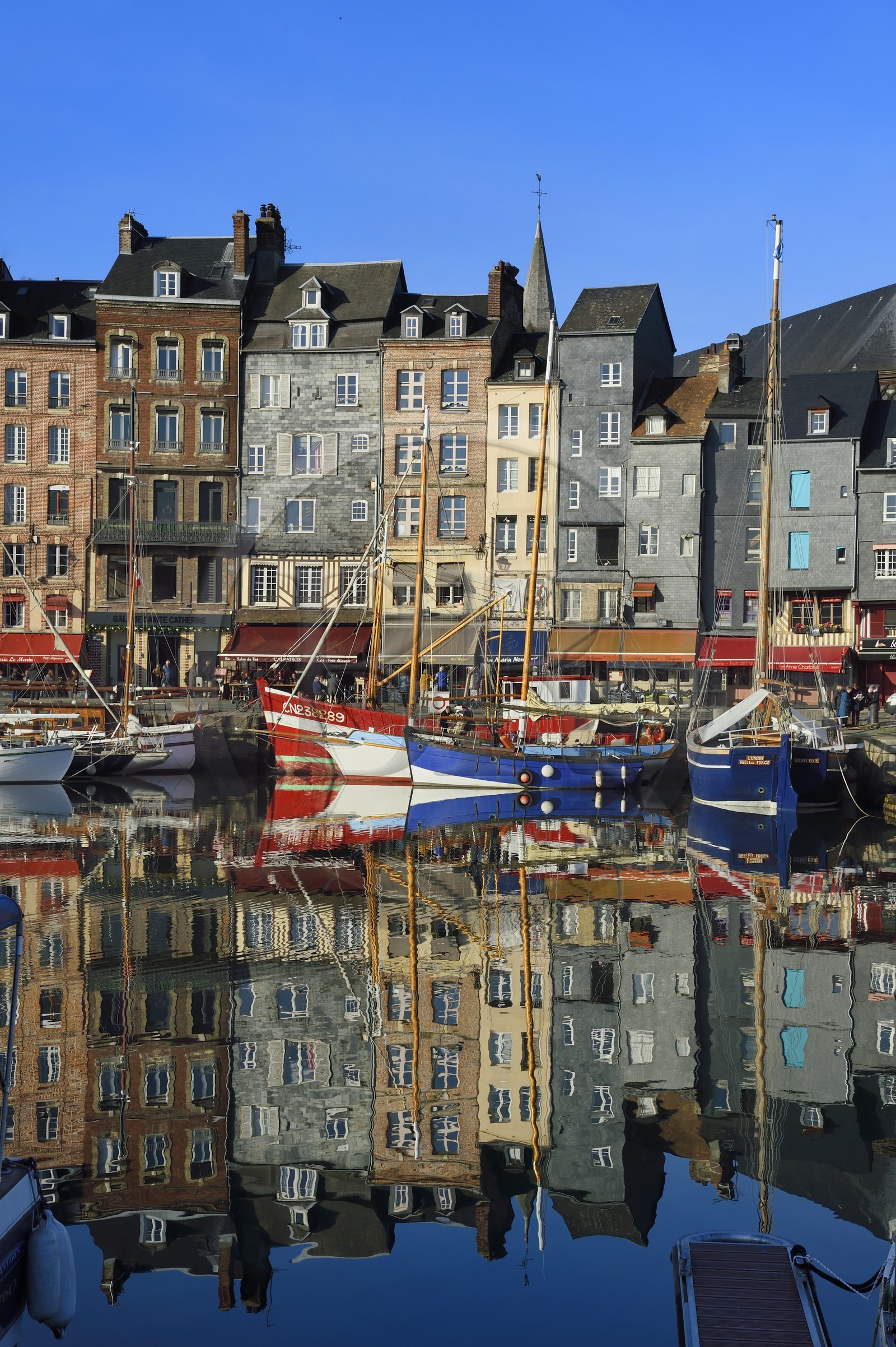France, Calvados (14), Pays d'Auge, Honfleur, le Vieux-Bassin, le quai Sainte-Catherine
