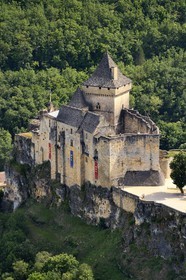France, Dordogne (24), Périgord Noir, vallée de la Dordogne, Castelnaud-la-Chapelle labellisé Les Plus Beaux Villages de France, le château de Castelnaud-la-Chapelle sur un éperon rocheux au dessus de la rivière Dordogne (vue aérienne)