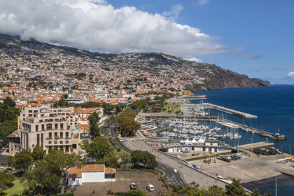 Portugal, Ile de Madère, Funchal, vue sur la ville depuis le Parc Santa Catarina, le port sur la droite (vue aérienne)