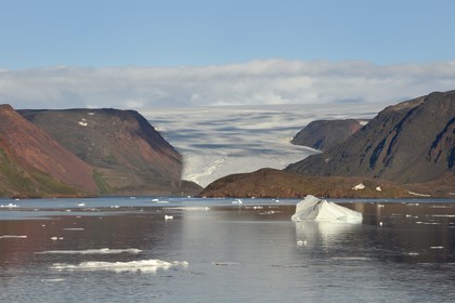 Groenland, cote Nord-Ouest, Smith sound au nord de la baie de Baffin, Inglefield Land, site de Etah dans le Foulke fjord, campement inuit aujourd'hui abandonné qui servit de base à plusieurs expéditions polaires, glacier Brother John et la calotte glaciaire en arrière plan