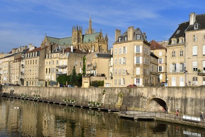 France, Moselle (57), Metz, les berges de la Moselle canalisée avec la cathédrale Saint-Etienne en arrière plan