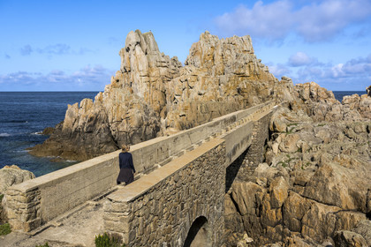 France, Finistère (29), Mer d'Iroise, Ile d'Ouessant, rochers façonnés par les tempêtes au pied du phare du Créac’h, pont menant au batiment de l'ancienne corne de brume