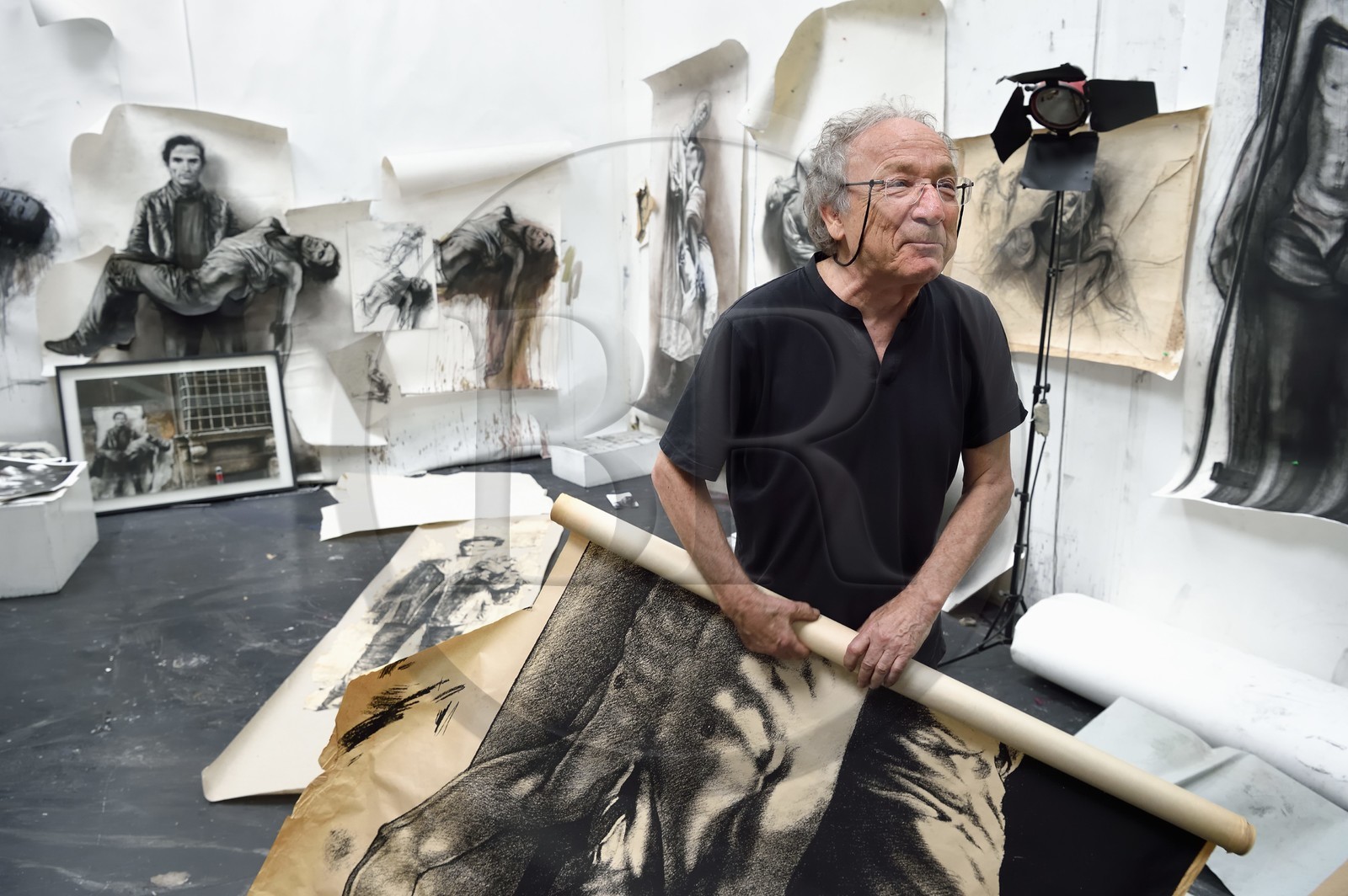 France, Ivry-sur-Seine (94), l'artiste plasticien Ernest Pignon-Ernest dans son atelier