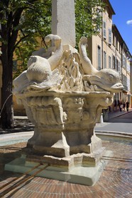 France, Bouches-du-Rhône (13), Aix en Provence, quartier Mazarin, fontaine et place des quatre Dauphins