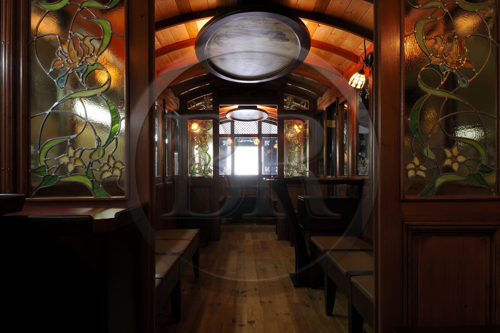France, Moselle (57), Abreschviller, le petit train anciennement train forestier, la voiture de style Orient Express avec dessins Art déco