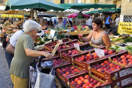 France, Dordogne (24), Périgord Noir, vallée de la Dordogne, Sarlat-la-Canéda, jour de marché Place de la Liberté