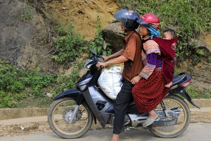 Vietnam, province de Lao Cai, région de Bac Ha, Can Cau, famille de la minorité Hmong Fleur à moto