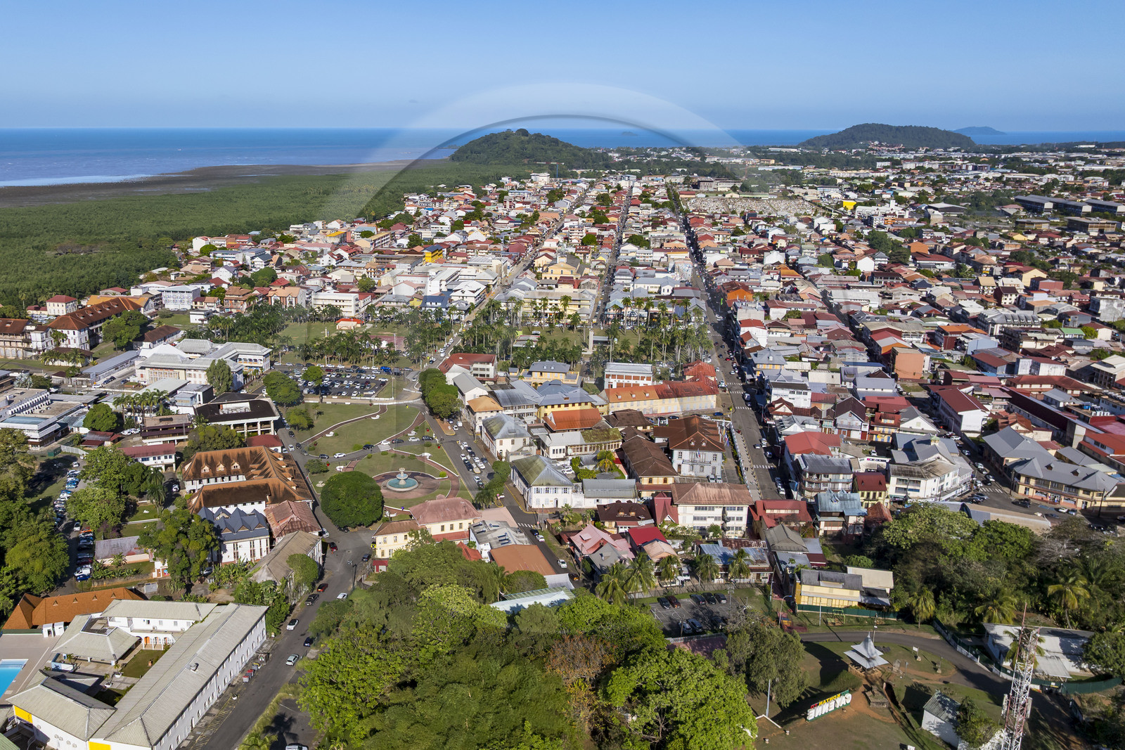 France, Guyane, Cayenne, vue de la presqu'ile de Cayenne bordée de mangrove depuis le fort Cépérou au premier plan (vue aérienne)