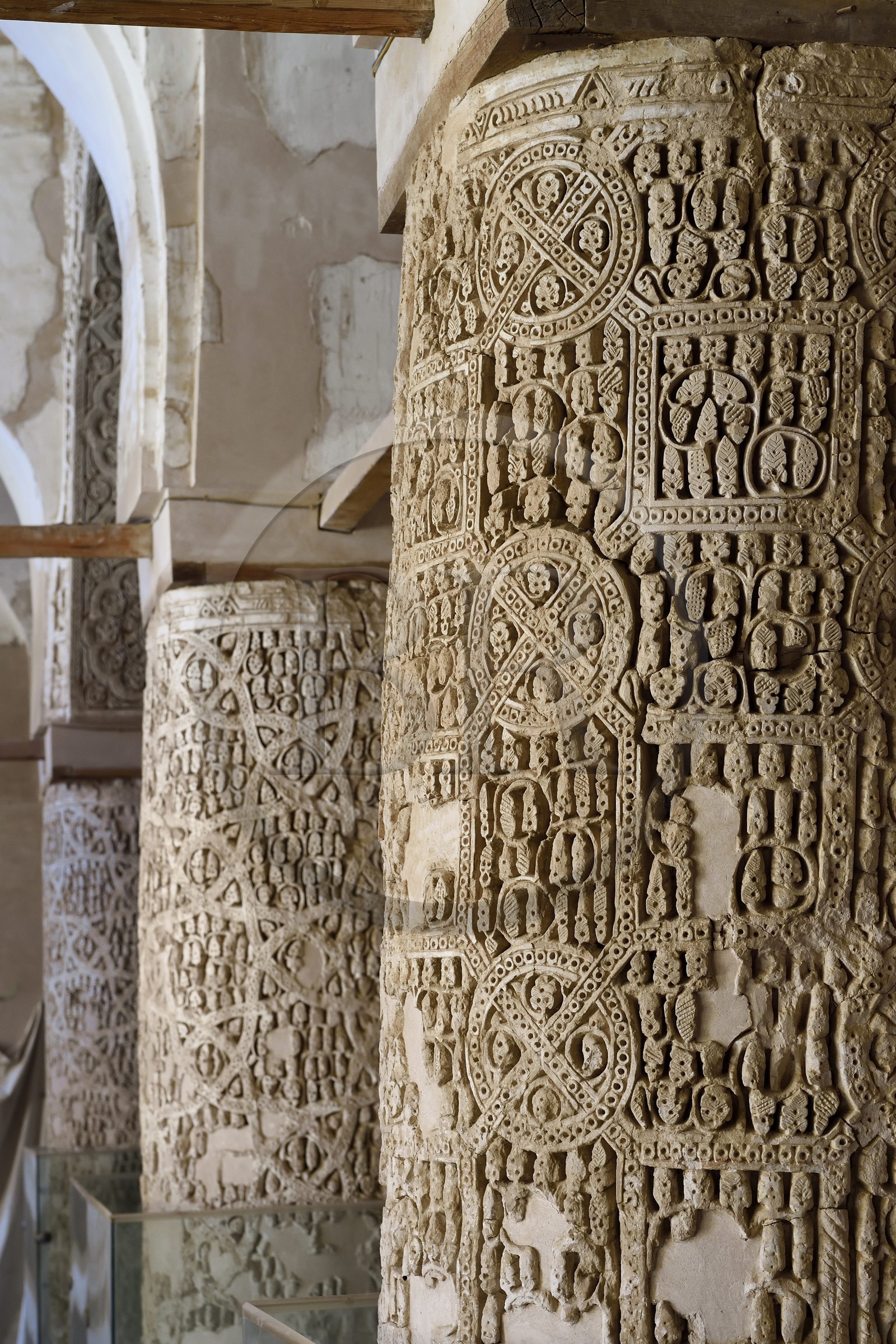 Iran, Province d'Ispahan, désert du Dasht-e Kavir, ville de Nain ou Na'in, la mosquée Jameh de style Khorasani est l'une des plus anciennes (9ème siècle) en Iran et encore en activité aujourd'hui, colonne décorée de stucs finement détaillée autour du mihrab