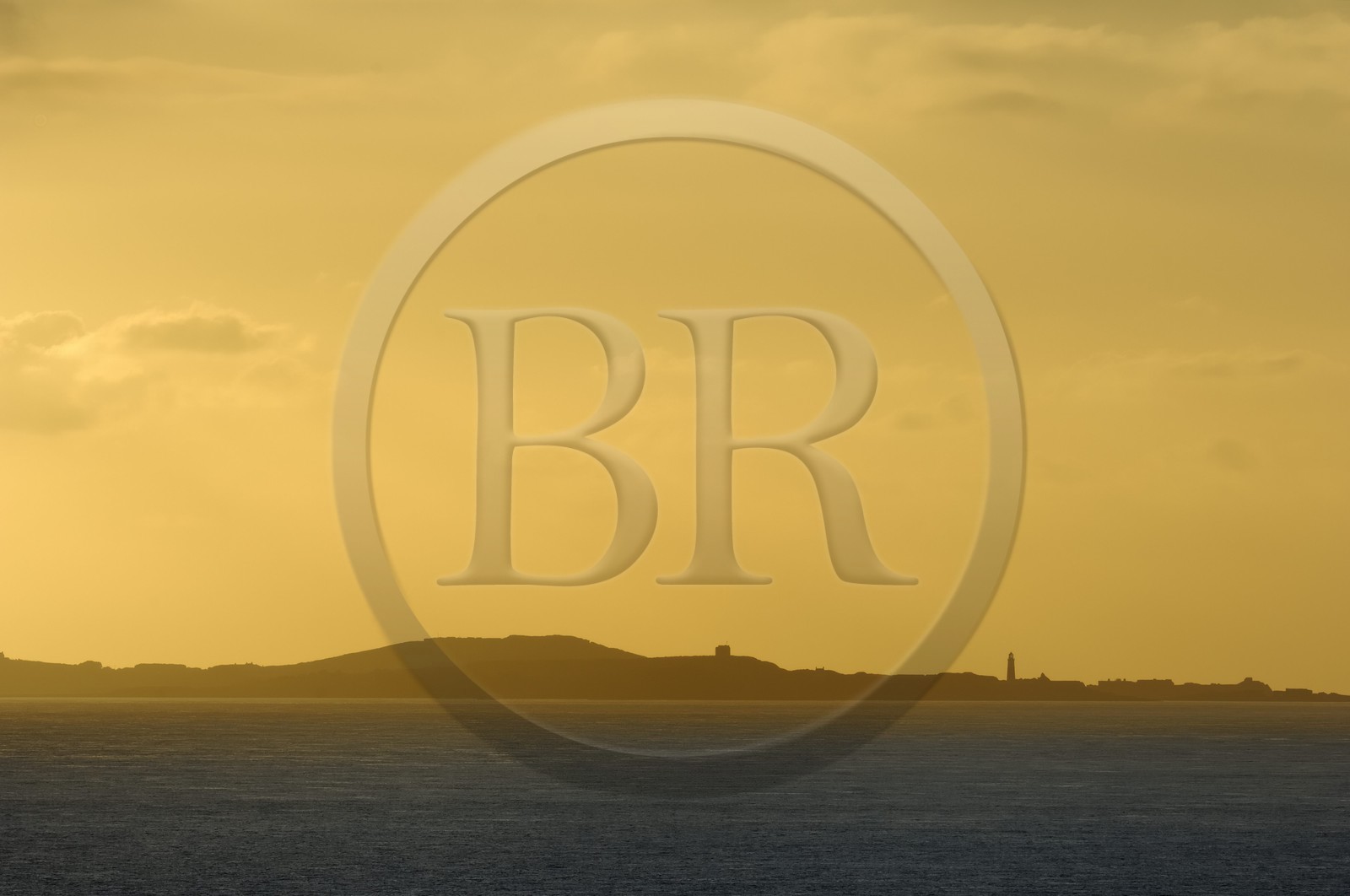 France, Manche (50), Cap de la Hague, Ile d'Alderney vue depuis le port de Goury