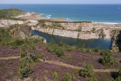 France, Côtes d'Armor (22), Grand Site de France Cap d'Erquy – Cap Fréhel, Fréhel, randonneurs sur le chemin de Grande Randonnée GR34 et les carrières de Fréhel en arrière plan (vue aérienne)