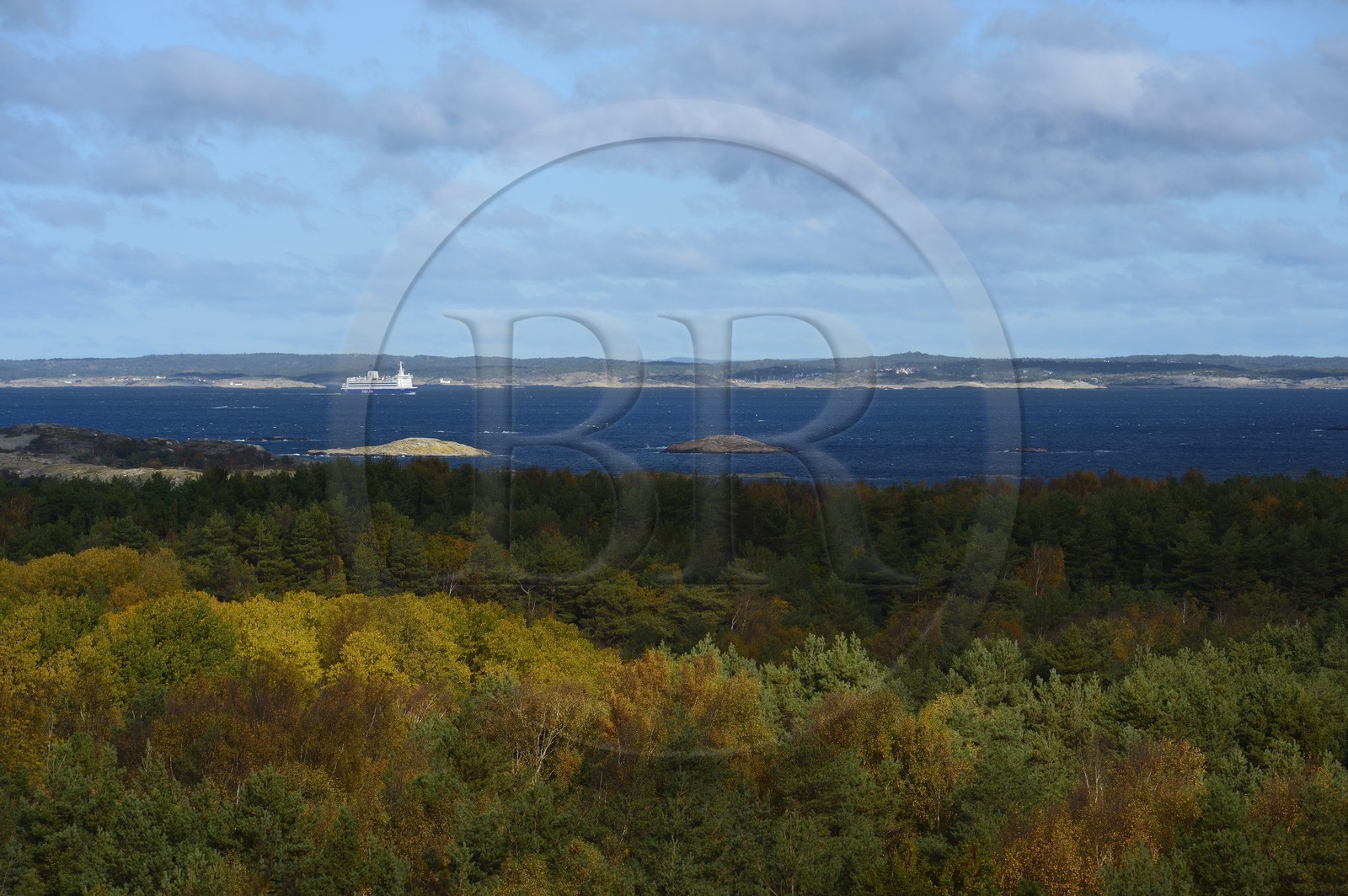 Sweden, Västra Götaland, Koster Islands, Stromstad ferry off the island seen from the Valfjäll rock, the mainland coast in the background