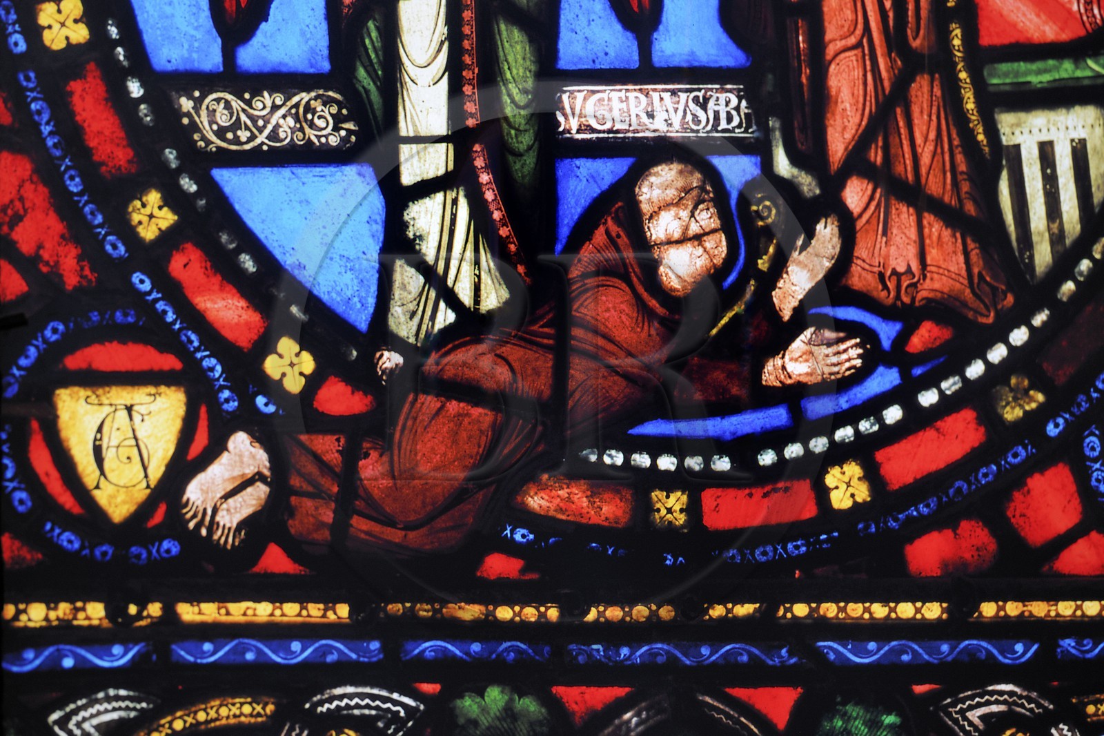 France, Seine-Saint-Denis (93), Saint-Denis, la basilique de Saint-Denis, détail d'un vitrail du 12ème siècle où l'Abbé Suger s'est fait représenter au pied de la Vierge